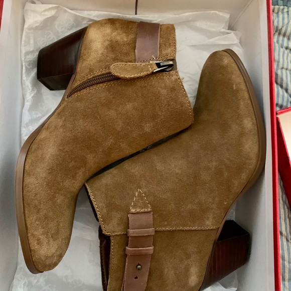 GUESS Tan ankle boots - Picture 7 of 7